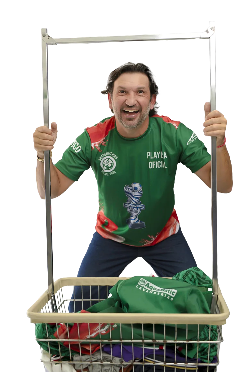Kikín con la playera oficial AquaChampions y una canasta de lavandería